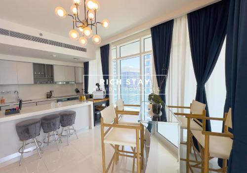a kitchen and dining room with a table and chairs at Sunrise Bay 3BR EMAAR Beachfront Dubai Harbour by Rich Stay in Dubai