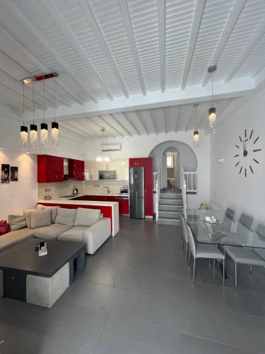 ein Wohnzimmer mit einem Sofa und einem Tisch in der Unterkunft Beautiful apartment in Mykonos town ! in Mykonos Stadt