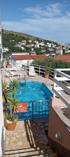 Seaview Apt, communal swimming pool, 250m to beach, parking, 4km to Trogir old town
