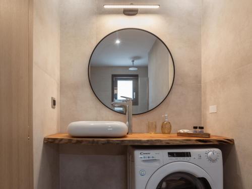 bagno con specchio e lavatrice. di Alavastros City Center a Città di Zante