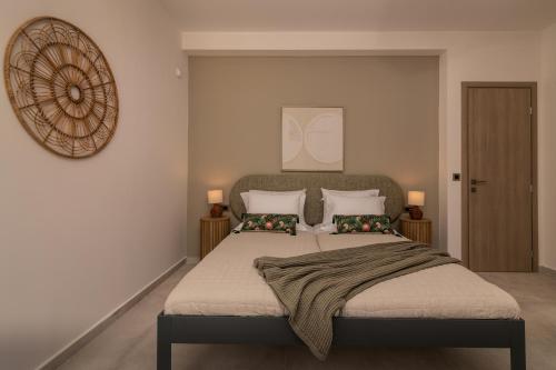 una camera da letto con un letto grande con due cuscini di Alavastros City Center a Città di Zante