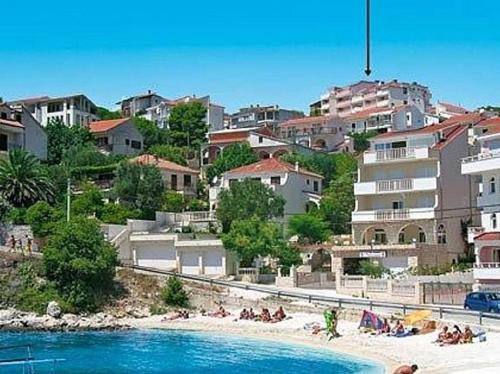 Seaview Apt, communal swimming pool, 250m to beach, parking, 4km to Trogir old town