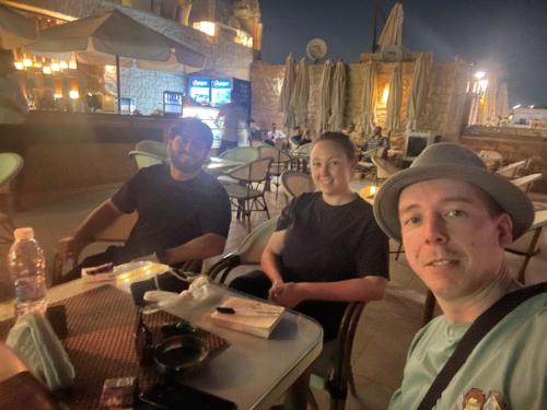 un gruppo di persone seduti a un tavolo in un ristorante di LOAY PYRAMIDS VIEW a Il Cairo