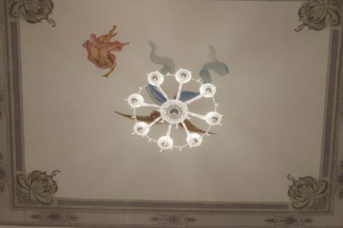 een kroonluchter aan de muur in een kamer bij Sotto il Castello B&B in Rodi Garganico