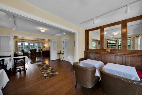 Ruang duduk di The Inn at Shasta Lake