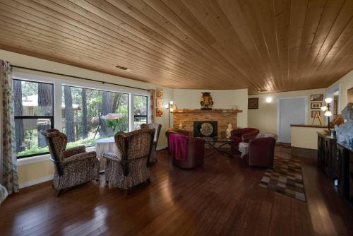 Ruang duduk di The Inn at Shasta Lake