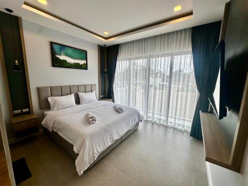 象島的住宿－Zensiri pool villa Koh Chang H1，一间卧室设有一张大床和一个大窗户