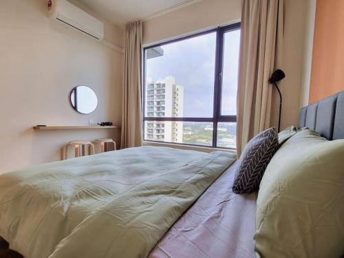 Un dormitorio con una cama con una ventana grande. en Family friendly - 3 Bedrooms 6 Pax - Free Parking, en Johor Bahru