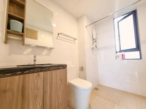 Un baño con inodoro, lavabo y ventana. en Family friendly - 3 Bedrooms 6 Pax - Free Parking, en Johor Bahru