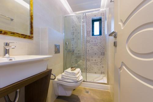 Kúpeľňa v ubytovaní Alonia Villa, Refined Living with 50m2 Private Pool, By ThinkVilla