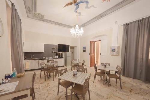 A television and/or entertainment centre at Sotto il Castello B&B