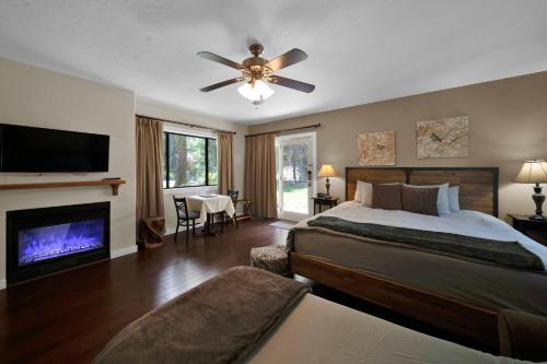 Katil atau katil-katil dalam bilik di The Inn at Shasta Lake