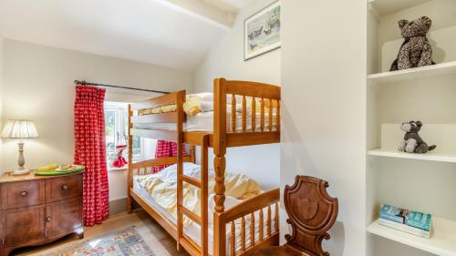 1 dormitorio con 2 literas y escritorio en New Harborough Farm en Brassington