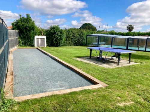 Bazén v ubytování LES ROCHES gîte nebo v jeho okolí