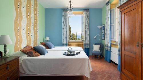 a bedroom with a bed with blue walls at CASA DEL DUCA 10, Emma Villas in Portoferraio