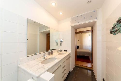 a bathroom with two sinks and a large mirror at Il nido appartamento nel cuore del centro storico in Luino
