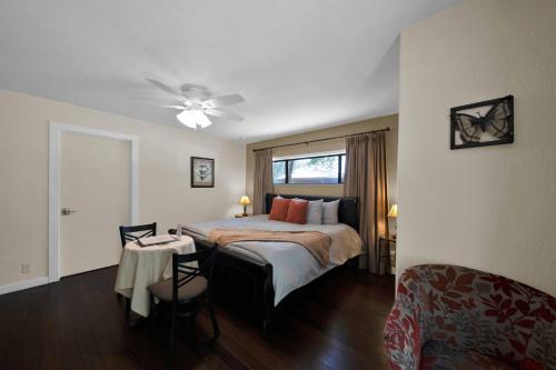 Katil atau katil-katil dalam bilik di The Inn at Shasta Lake