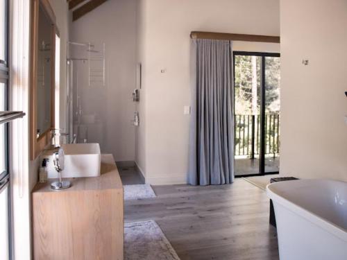 ダルストロアームにあるWhiskey Creekの浴槽と洗面台とバスタブを備えたバスルーム