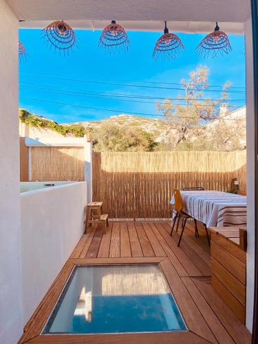 d'un balcon avec une piscine sur une terrasse en bois. dans l'établissement Maison bord de mer avec jacuzzi, à Marseille