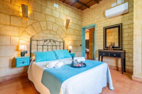 a bedroom with a bed with towels on it at Casa Rural Carmo in Carmona