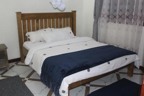Una cama o camas en una habitación de Montane Safaris Hotel