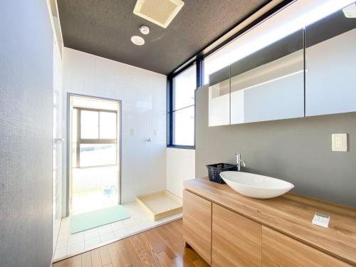 baño con lavabo y ventana grande en hostelkochi TAO YASU - Vacation STAY 82868v en Konan