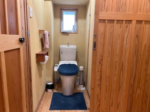 niewielka łazienka z toaletą z niebieskim fotelem w obiekcie SABOJI - Vacation STAY 34252v w mieście Takamori