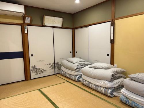 una stanza con tre pile di materassi di SABOJI - Vacation STAY 34252v a Takamori
