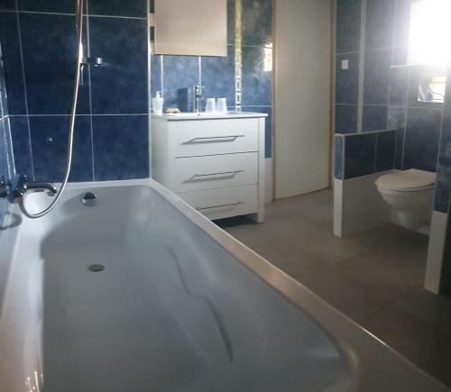 une salle de bain avec baignoire et toilettes dans l'établissement Super villa, à Le Crès