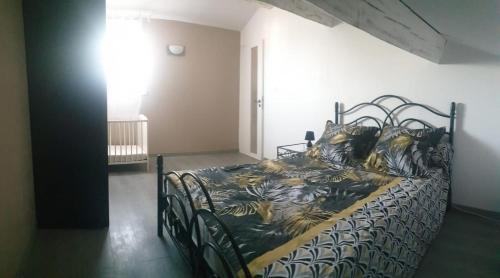 - une chambre dotée d'un lit avec des draps à motifs tigres dans l'établissement Super villa, à Le Crès