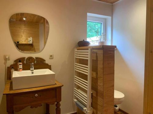 bagno con lavandino e specchio di L'App'Art des Ateliers Gerny a Humain