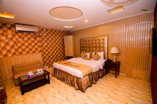 Tempat tidur dalam kamar di Premier inn Mall Lahore