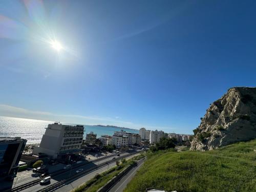 Una vista de una ciudad y el océano desde una colina en Sunset Beach Apartment, en Durrës