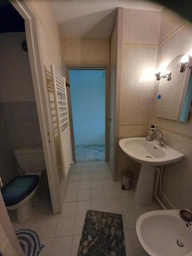 une salle de bain avec un lavabo et des toilettes et une fenêtre dans l'établissement Au cœur du coeur, à Andernos-les-Bains