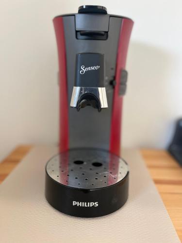 un mixeur noir et rouge assis au-dessus d'un comptoir dans l'établissement Studio en résidence avec parking, au Cap d'Agde