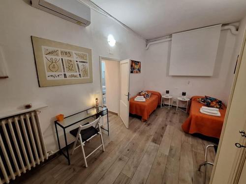 a living room with a couch and a table at Casa Elisa due passi dalla Torre pendente in Pisa