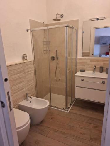 a bathroom with a shower and a toilet and a sink at Casa Elisa due passi dalla Torre pendente in Pisa