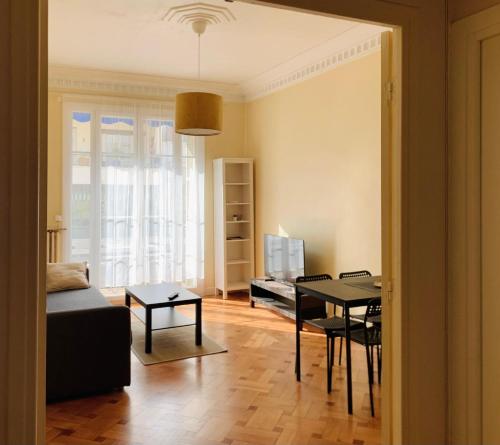 un salon avec un canapé et une table dans l'établissement Chic & Spacious Getaway in Nice - 10min to Beach, à Nice