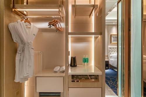 vestidor con albornoz y zapatos en Easeland Hotel Guangzhou, en Guangzhou