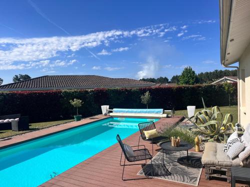 Photo de la galerie de l'établissement Maison avec piscine privative, à Biganos