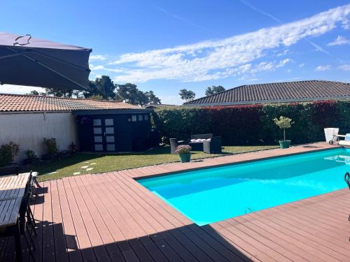 Photo de la galerie de l'établissement Maison avec piscine privative, à Biganos