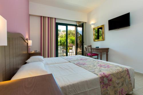 Posteľ alebo postele v izbe v ubytovaní Alonia Villa, Refined Living with 50m2 Private Pool, By ThinkVilla