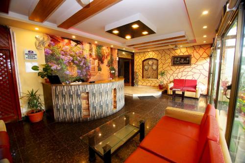 拉合爾的住宿－Premier inn Mall Lahore，客厅配有沙发和桌子