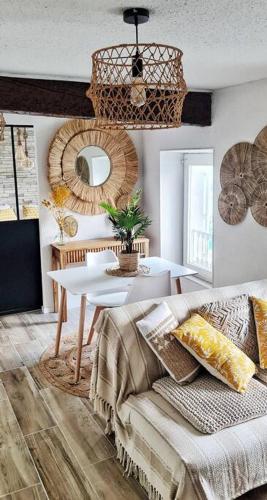 un salon avec un canapé et une table dans l'établissement 4-Pieds Cité - Barbacane - Historique - Romantique - Clim, à Carcassonne