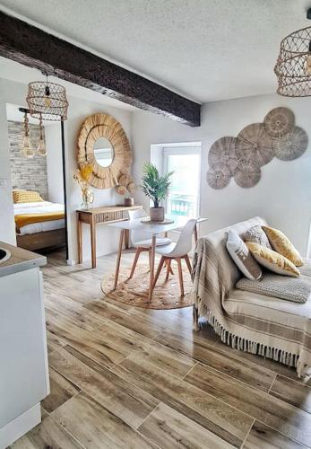 un salon avec un canapé et une table dans l'établissement 4-Pieds Cité - Barbacane - Historique - Romantique - Clim, à Carcassonne