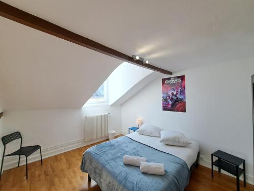 une chambre avec un grand lit dans un grenier dans l'établissement Détroit - Maison spacieuse et lumineuse pour 8 personnes, à Reims