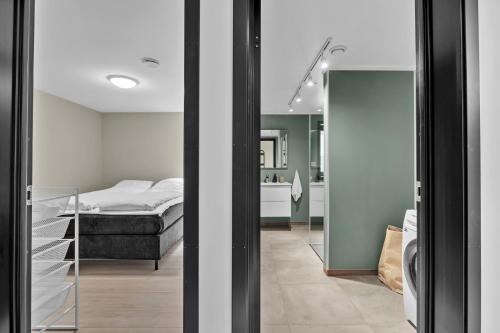 una camera con letto e bagno di Villa Nansen - Ny Eksklusiv Villa a Tromsø