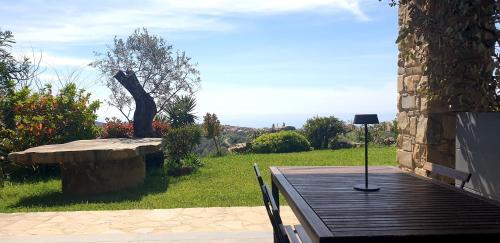 Κήπος έξω από το Villa Anthea