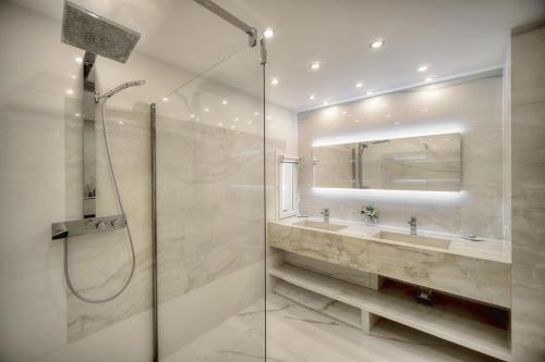 ein Badezimmer mit Dusche und Waschbecken in der Unterkunft FRGK " Villa de rêve avec vue mer sur le Cap d Antibes " in Vallauris