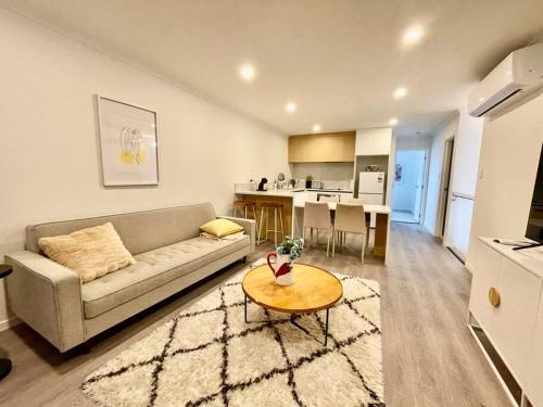 a living room with a couch and a table at Nice 3 bedrooms Townhouse U5 in Hamilton